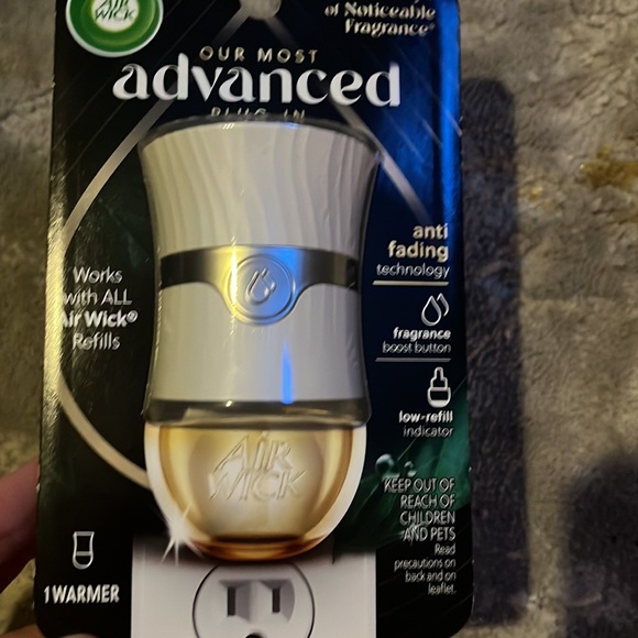 NWT Air Wick Scented Oil Warmer and Refills Cranberry - Picture 3 of 6